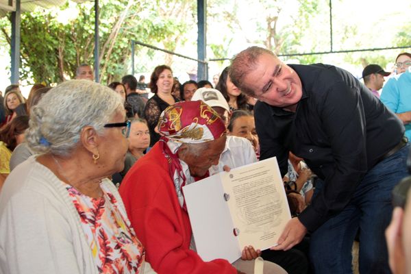 Prefeito entrega escritura a moradora