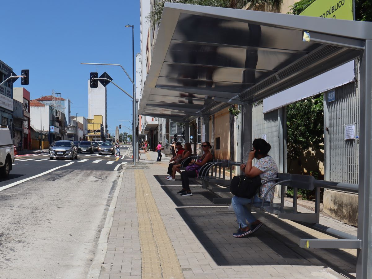 Ponto de ônibus na Campos Sales 