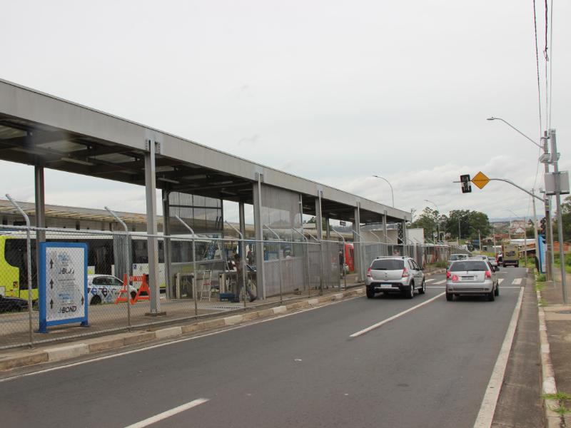 Entrada lateral passará a ter a travessia com semáforo para mais segurança dos pedestres