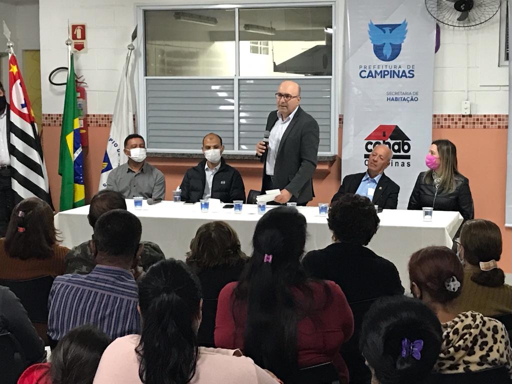 Prefeito fala em evento de entrega de escrituras