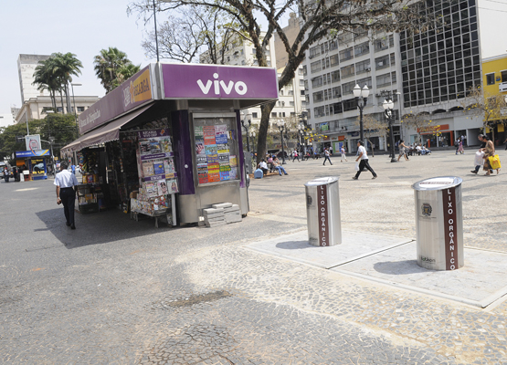 Lixeira subterrânea em praça