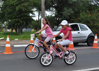Ciclistas aproveitam as ciclofaixa para se divertir e praticar atividades físicas