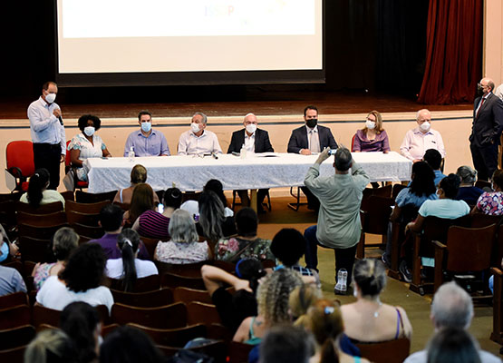 Autoridades da Prefeitura, da Câmara, e especialistas no tema participaram da apresentação d