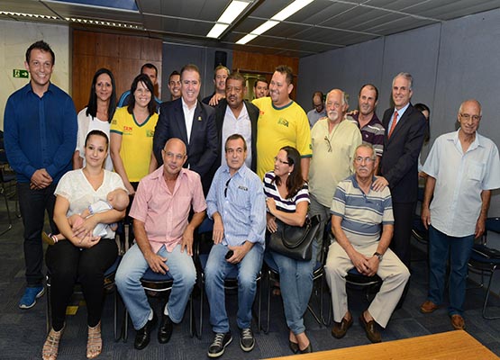 Jonas e Barreiro posam com condutores do transporte escolar