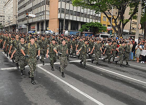 Homens do exército em desfile de 2012
