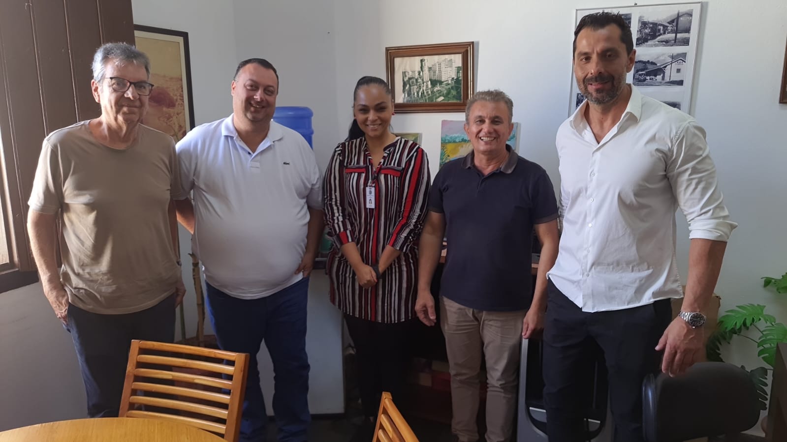 O secretário do Clima, Braz Adegas (de blusa preta), em visita a subprefeitos