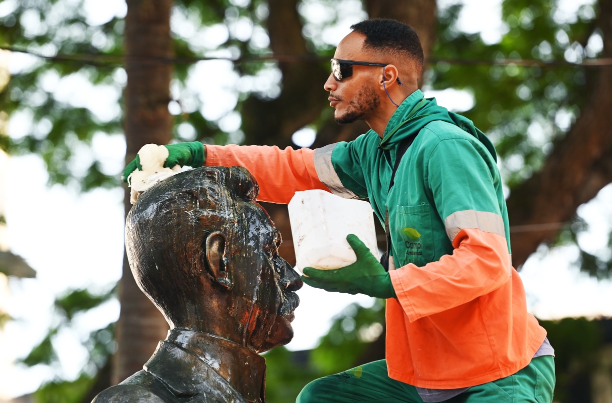 Primeiro o busto é lavado com jato d´água e depois esfregado com bucha e sabão de coco líquido