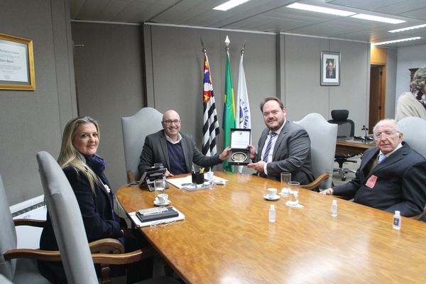 Gustavo Garcia Valio levou o brasão de Campinas como presente do município