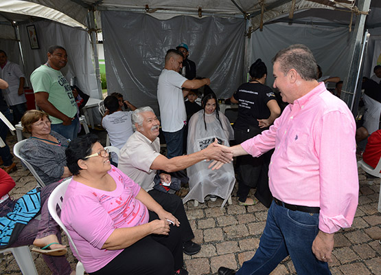 Prefeito cumprimentou moradores