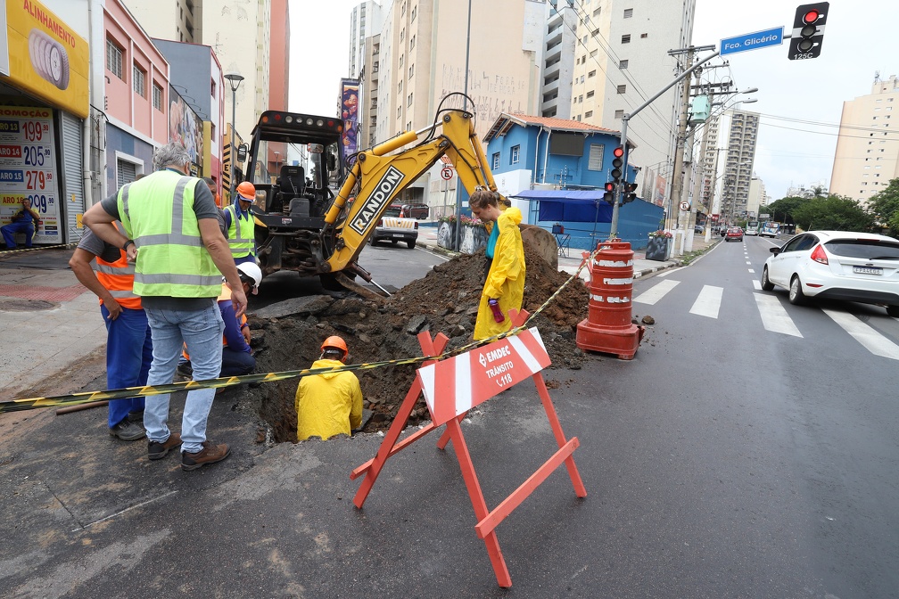 Equipe trabalha em afundamento do asfalto no cruzamento da Francisco Glicério com a Orosimbo Maia
