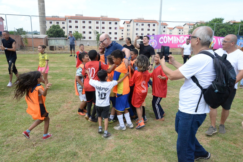 Prefeito Dário Saadi se misturou com a criançada no jogo de futebol