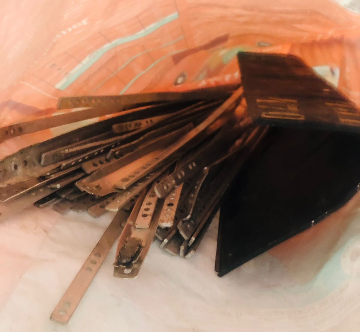 Divulgação/GM As equipes apreenderam 57 hastes de alumínio, material utilizado para emendas de cabos telefônicos