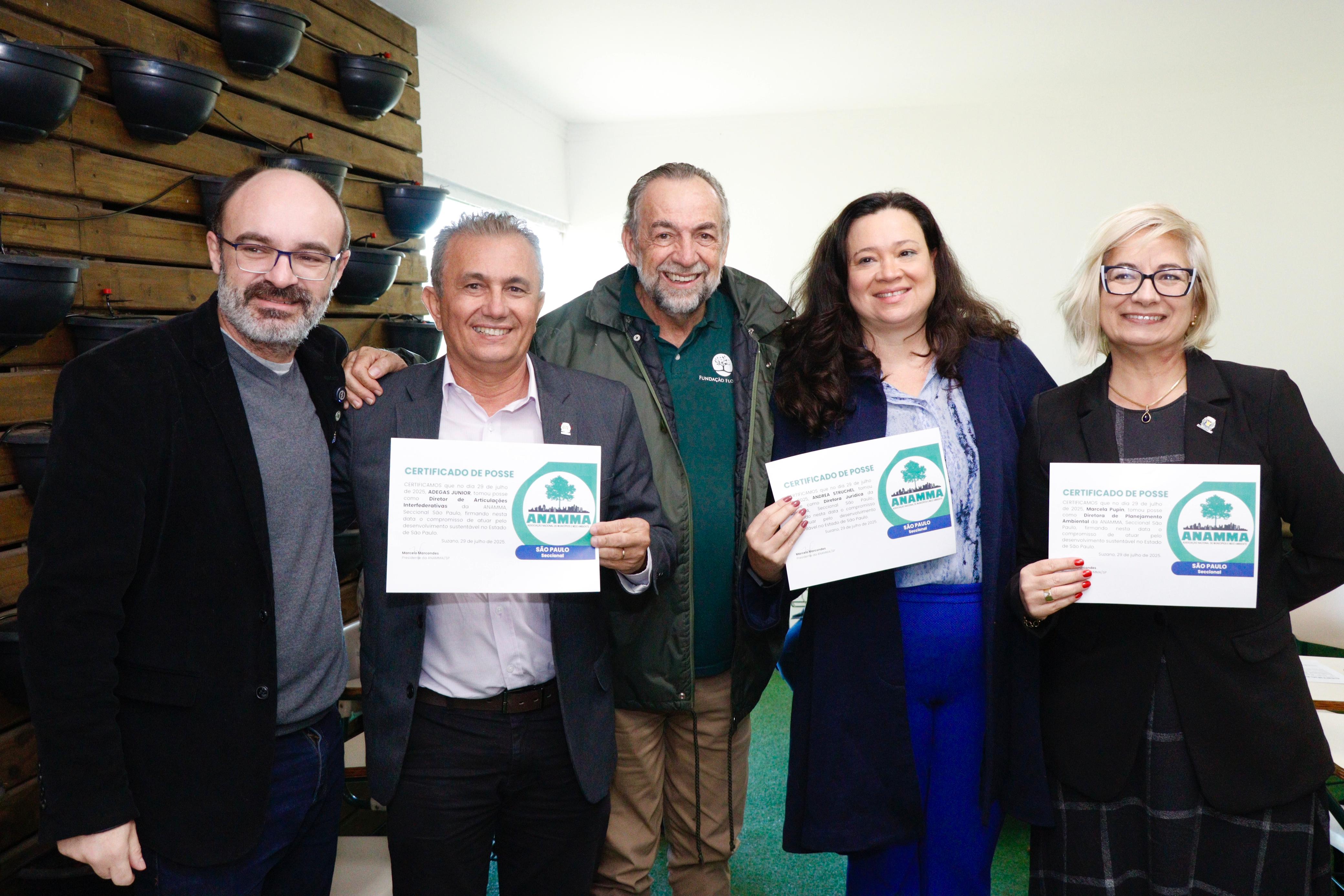 Divulgação Adegas, Struchel e Pupin mostram certificados de posse