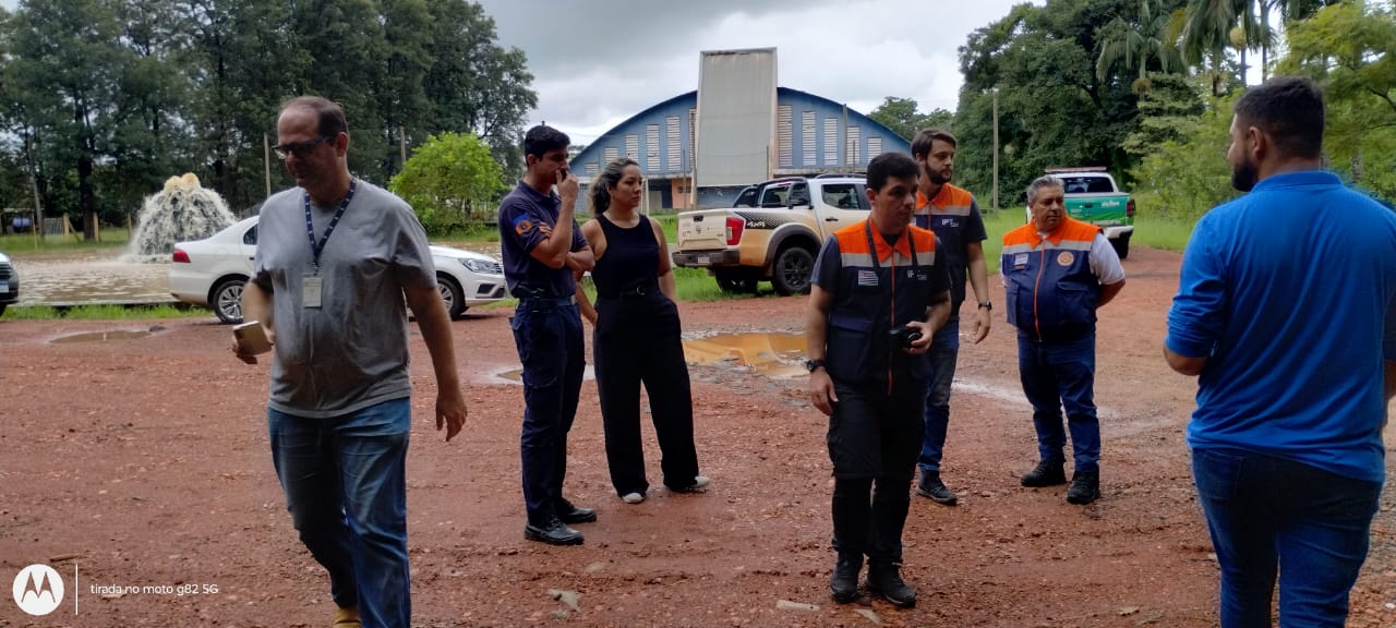 Técnicos trabalham em reservatório na cidade de Santa Cruz da Conceição