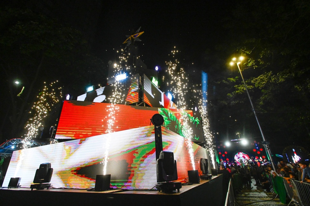 Árvore de Natal tecnológica, com painéis de LED, é atração à parte na Vila do Papai Noel