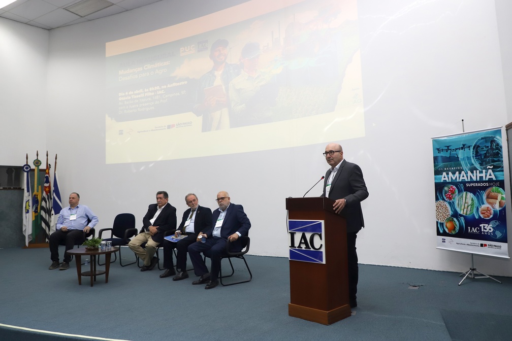 Prefeito Dário Saadi fala durante aula inaugural