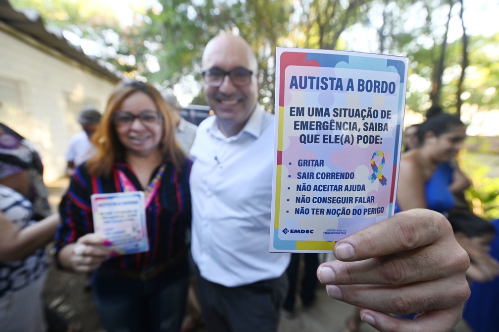 Fita com símbolo que identifica o Transtorno do Espectro Autista (TEA)