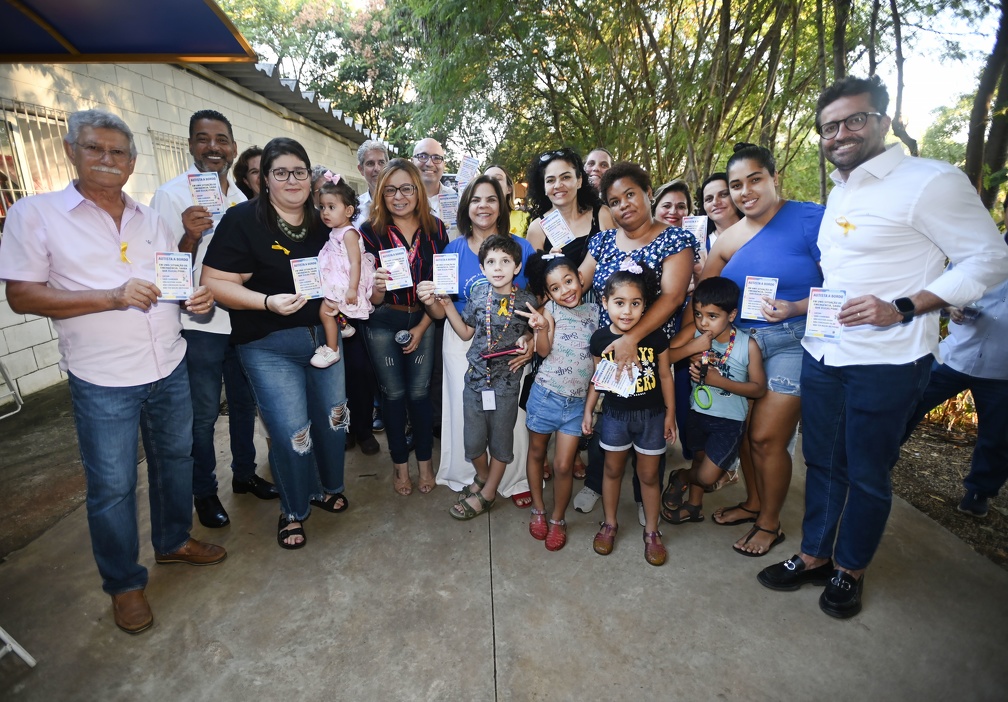 Evento reuniu representantes das instituições parceiras, durante a entrega de adesivos com a temática “Autista a bordo” 