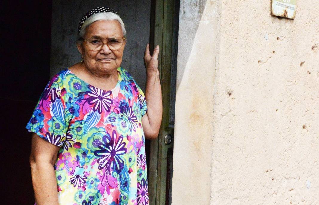 Dona Magali na porta de casa