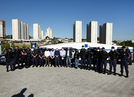 Prefeito Dário Saadi (centro) em entrega da base da Superintendência da GM