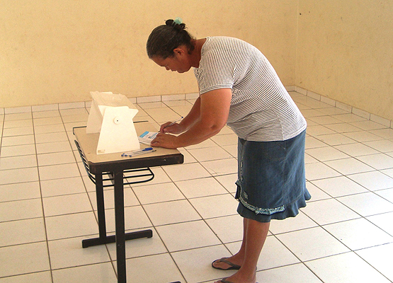 Moradora do Guaraçaí vota para eleger nova diretoria da associação de moradores