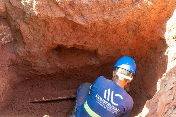 Obra vai utilizar método pipe bursting, ou seja, rede atual é usada como guia para instalação de uma nova