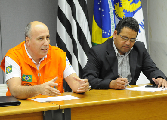 Sidnei Furtado, ao lado de Clélio Leme, fala durante coletiva