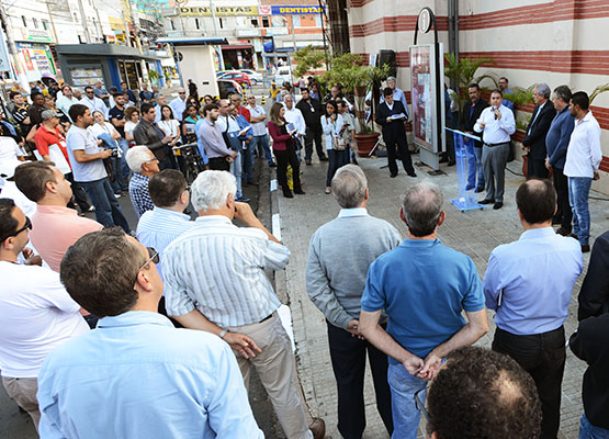Anúncio foi feito em frente ao Mercadão