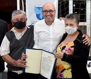 Francisca e José Batista de Lima celebrando a conquista