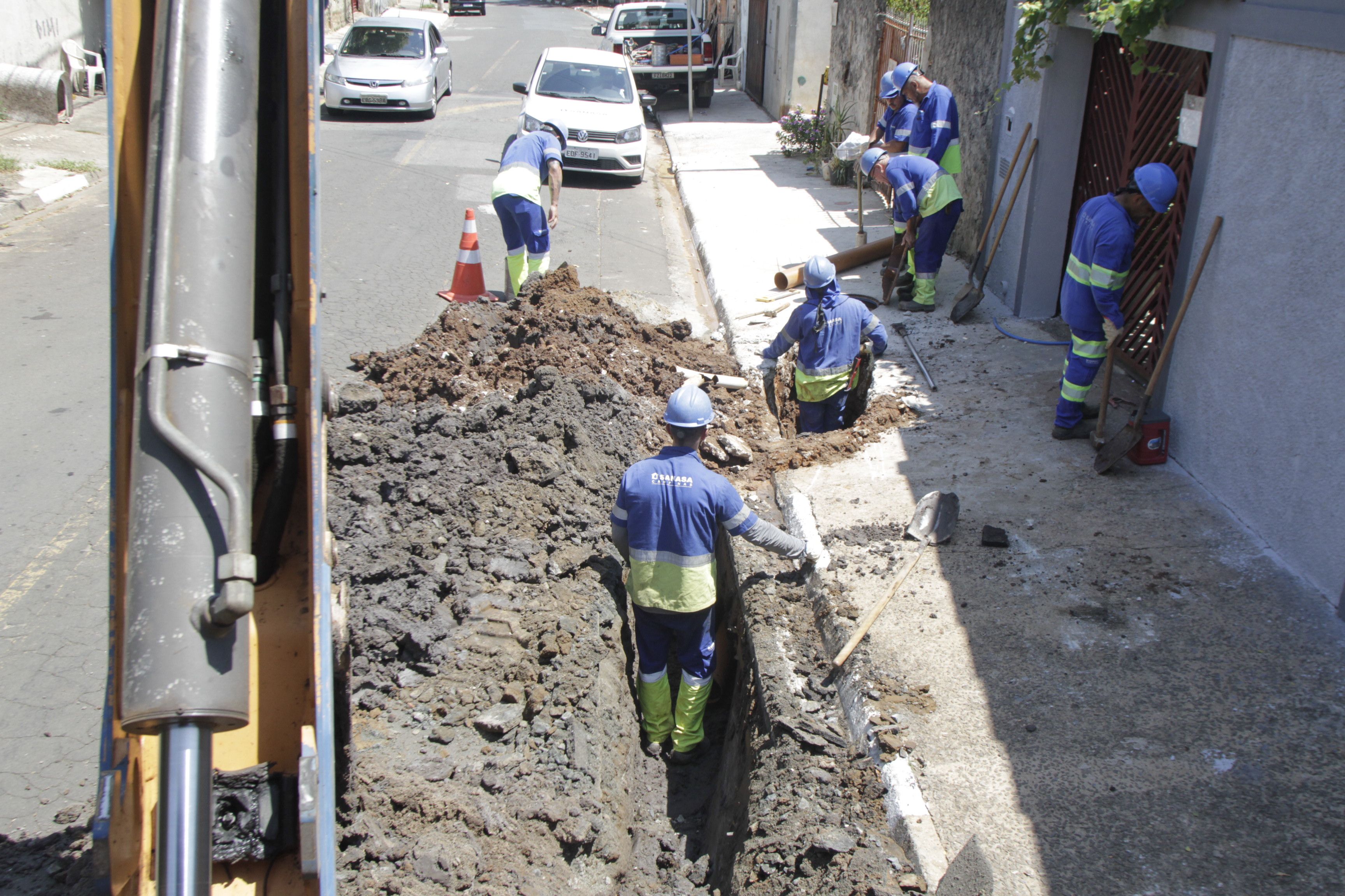 Equipe da Sanasa utiliza a antiga rede do Bairro das Palmeiras para guiar nova instalação