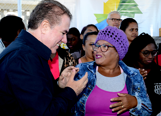 Prefeito cumprimenta moradora da região