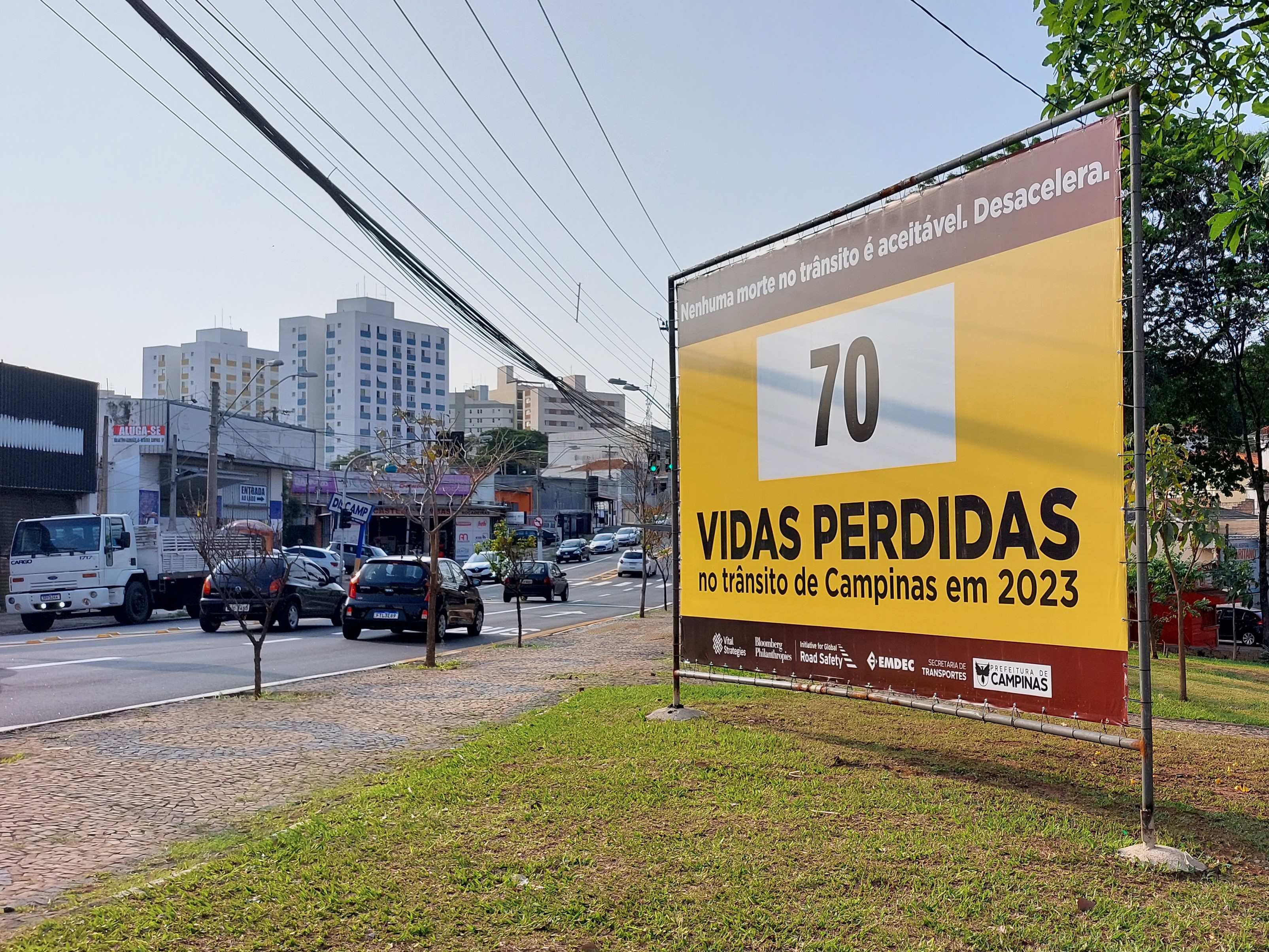 Painel na Praça Luiz Signorelli mostra contagem do número de vítimas fatais