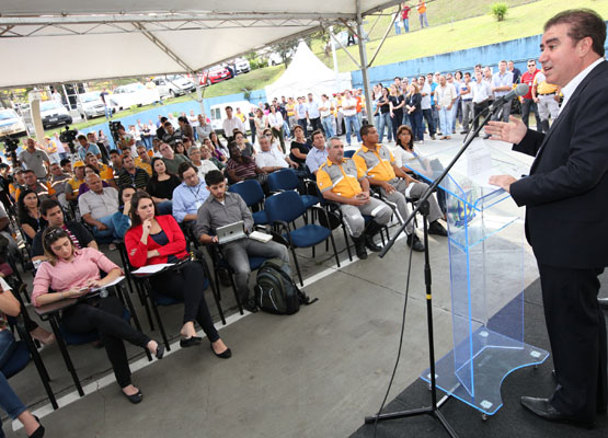 Prefeito discursa no evento