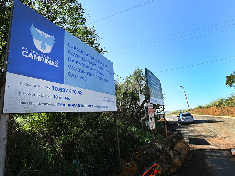 Placa dá informações sobre a obra de pavimentação e drenagem