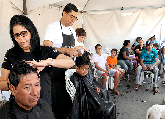 Cortes gratuitos de cabelo estão entre os serviços mais procurados