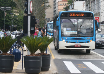 Ônibus em avenida de Campinas