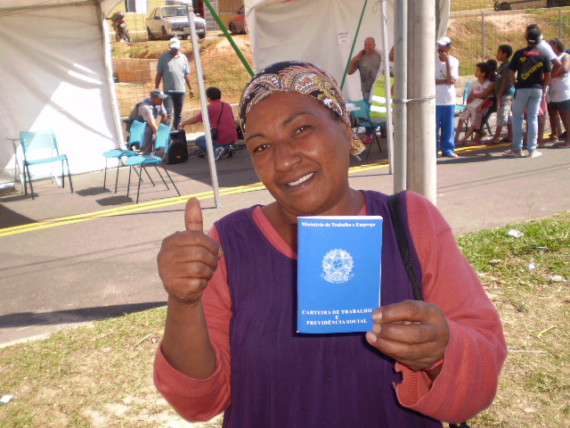 Com orgulho, moradora exibe carteira de trabalho
