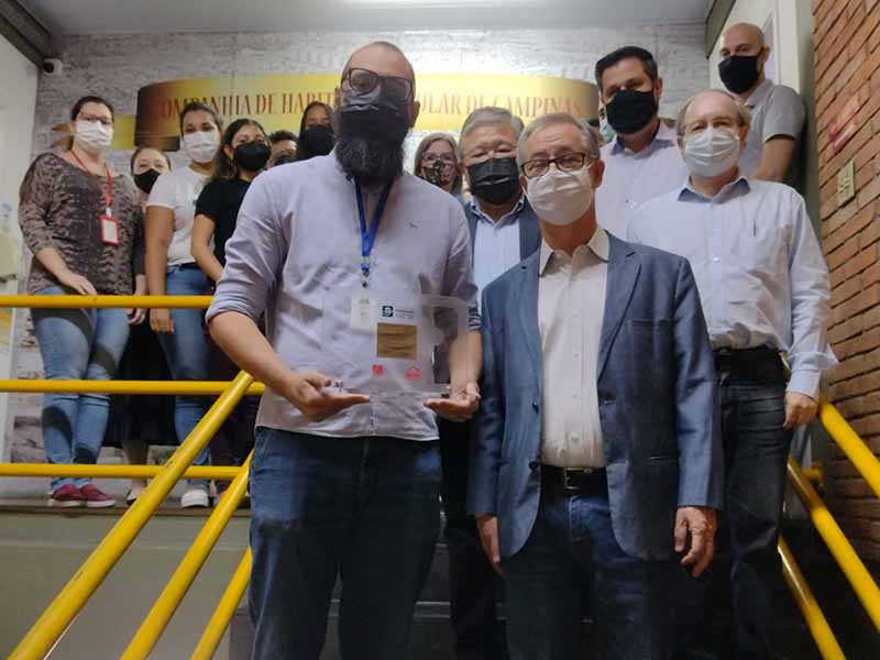 Equipe da Cohab Campinas comemora o reconhecimento de trabalho pioneiro