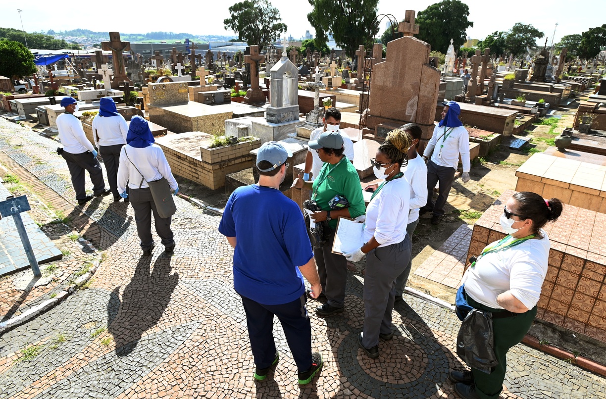 Primeira ação foi o mutirão no Cemitério da Saudade: 35 profissionais