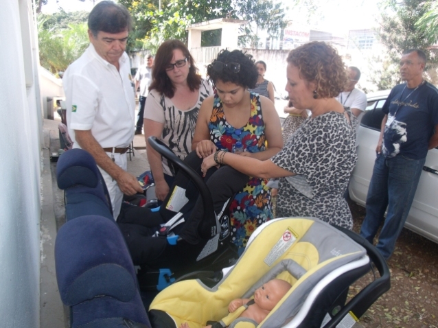 Palestras e atividades práticas para ensinar a população