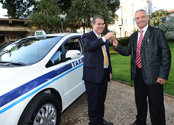 Juraci recebe as chaves das mãos do prefeito