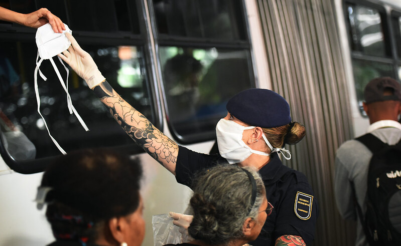 Durante a pandemia, os guardas municipais também ajudaram na distribuição de máscaras.