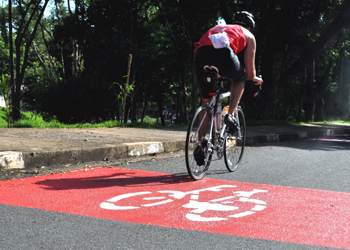 Ciclista pedala em ciclofaixa