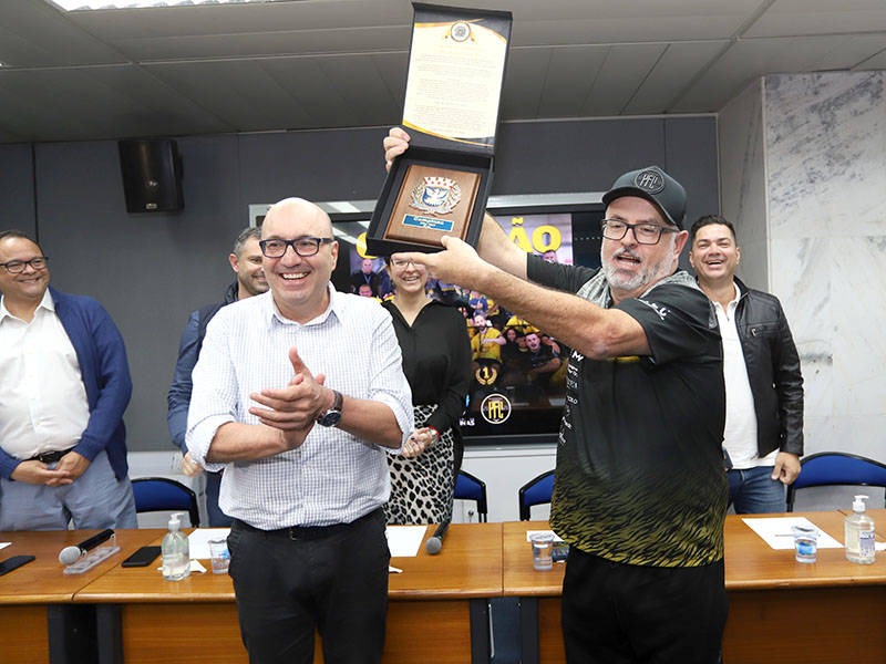 O prefeito e Jeferson Novaes, criador do Pulo Futsal há 31 anos