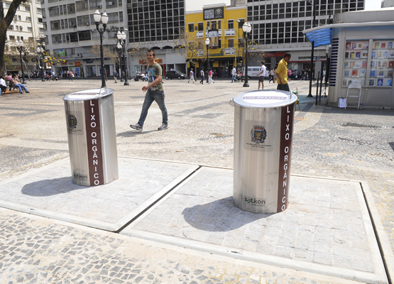 Lixeira subterrânea em praça