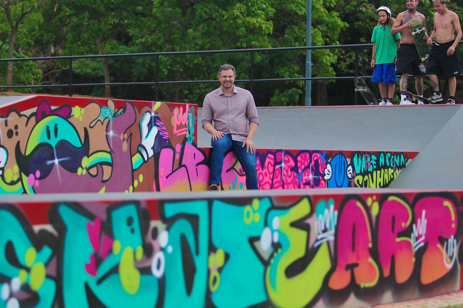 O secretário de Esportes, Fernando Vanin, na pista grafitada