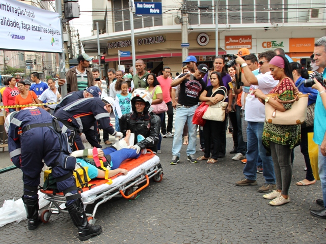 Simulação de acidente chama atenção do público