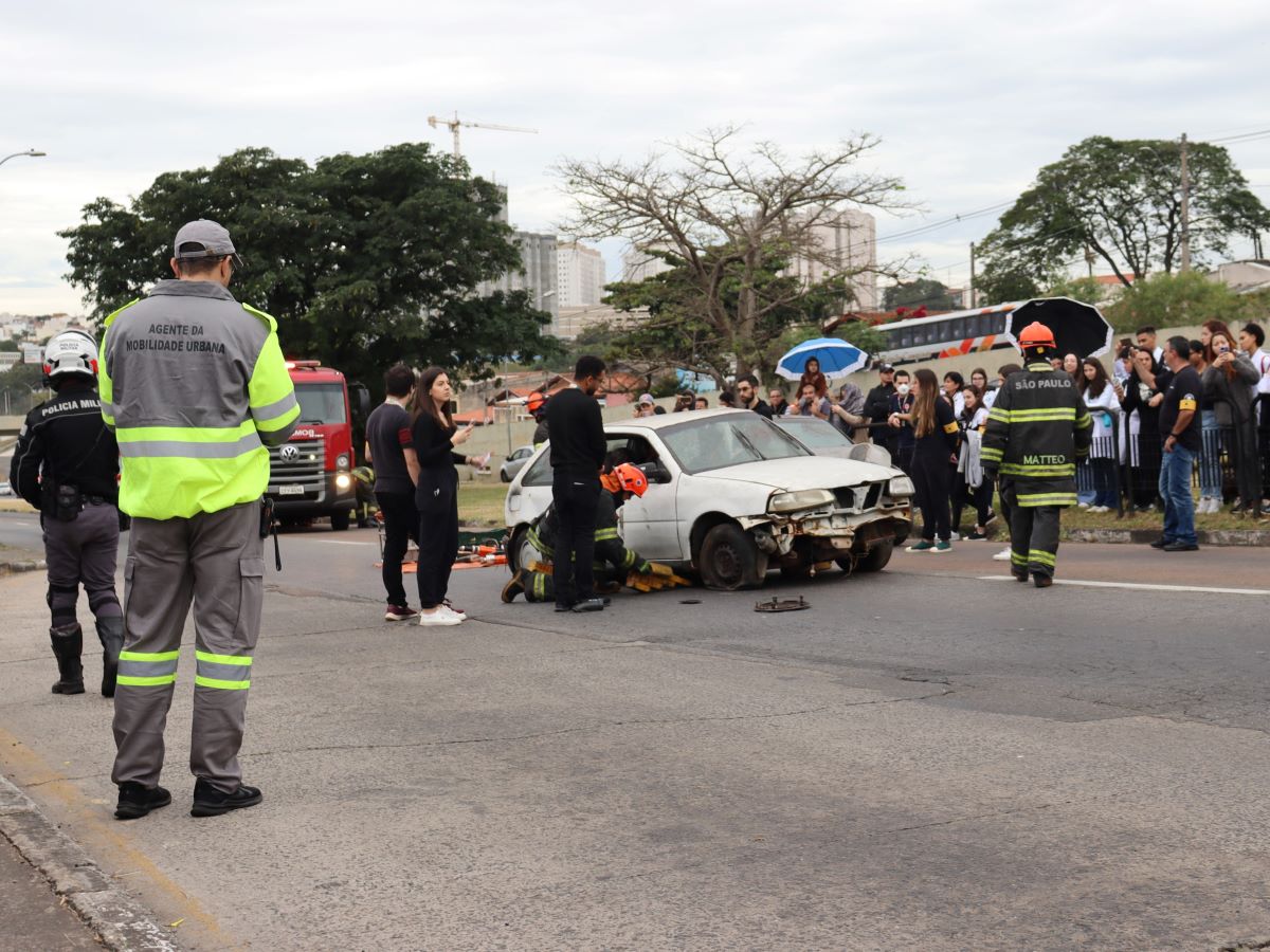 Simulado de acidente de trânsito na avenida John Boyd Dunlop