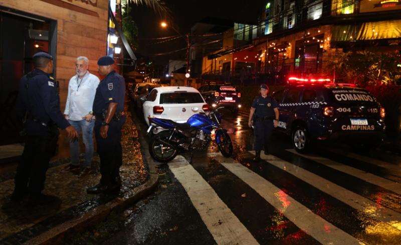 Fiscais e guardas estiveram em 12 estabelecimentos na noite de ontem