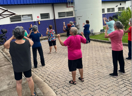 Pacientes idosos durante atividade de autocuidado no CS São Bernardo